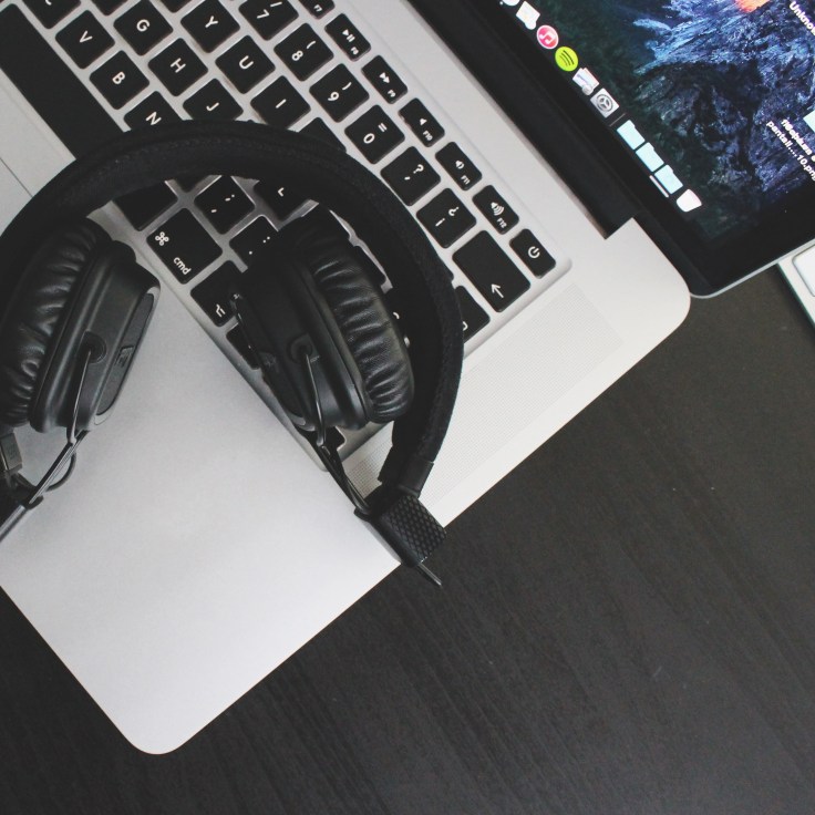 StockSnap_WM2HLLDW0K - headphones and laptop